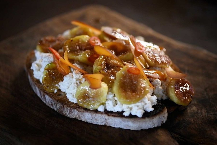 Crostone di Pane con Fichi, Ricotta e Bottarga